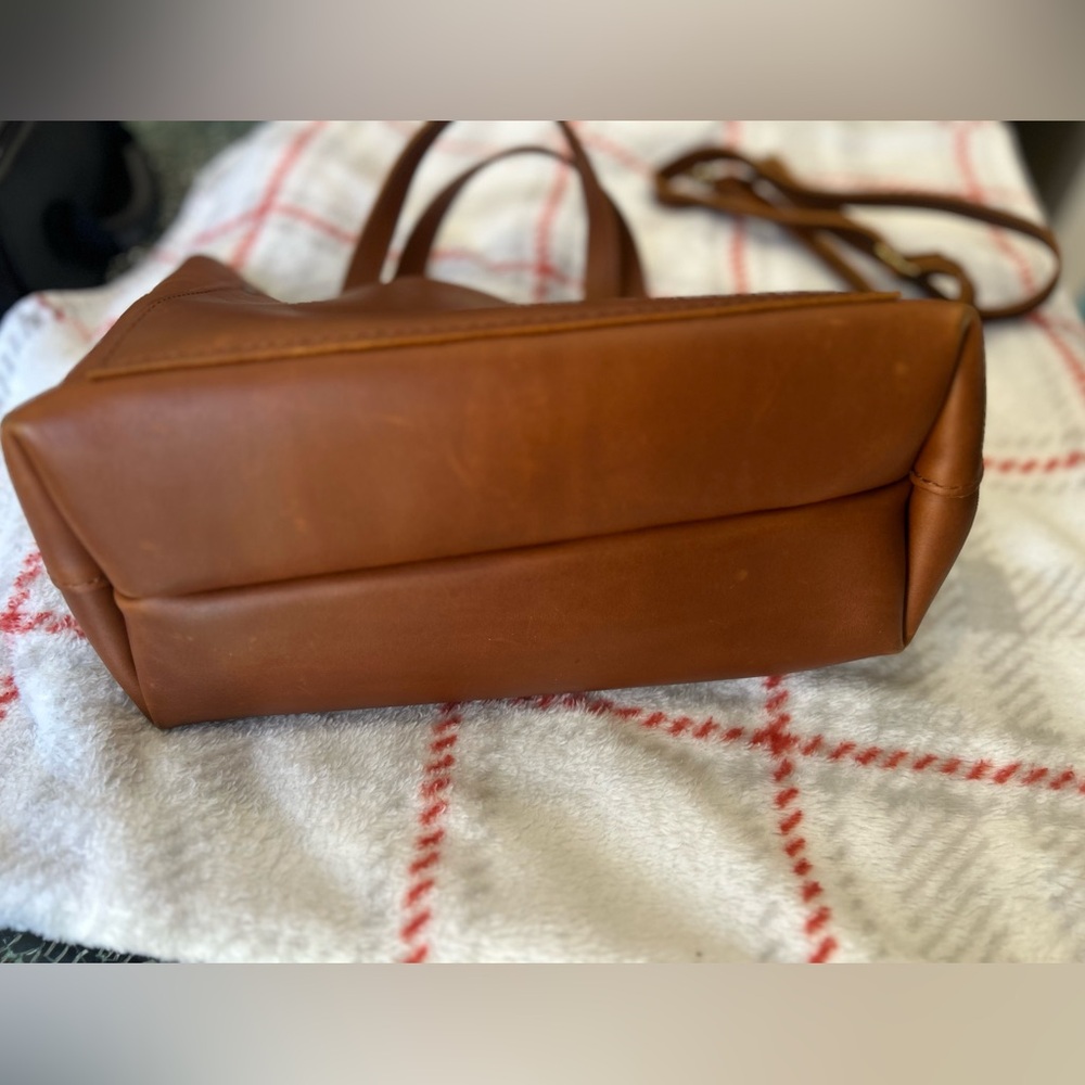 Portland Leather Goods Medium Crossbody Tote Bag in Honey - Picture 4 of 7